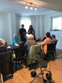 Kleine Aufmerksamkeiten für die Bewohnerinnen und Bewohner hatten wir auch dabei