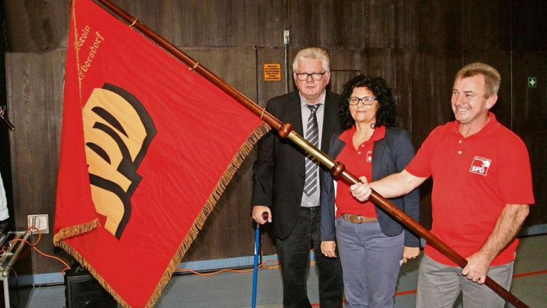 Lange war sie verschollen: die Fahne des SPD-Ortsvereins Ebersdorf. Im Rahmen der 100-Jahrfeier konnte sie wieder in die Obhut des Vereins übergeben werden. Foto: Martin Rebhan